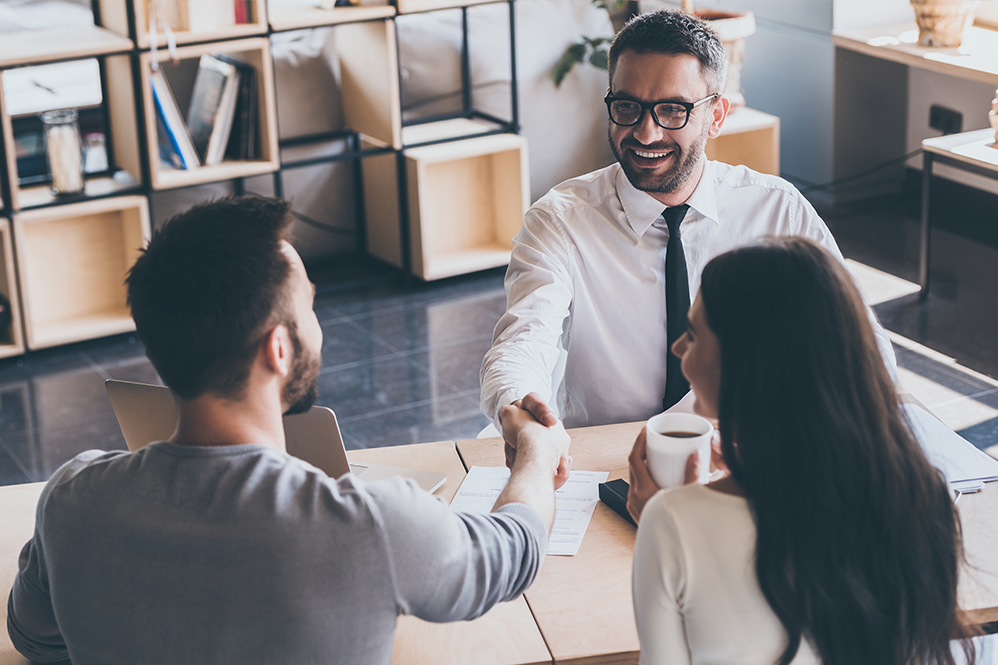Família com laptop e finanças