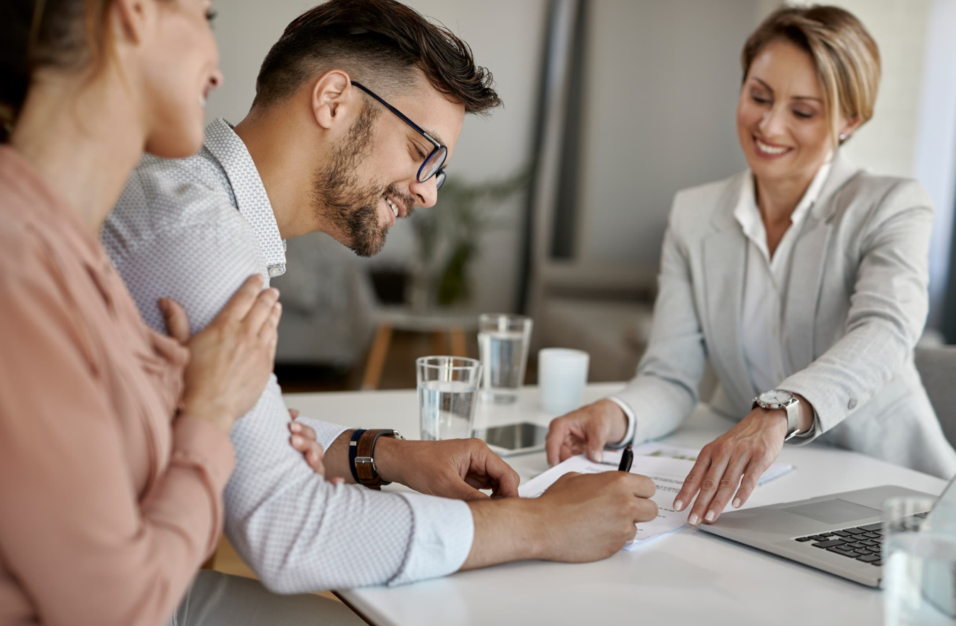 Família planejando finanças